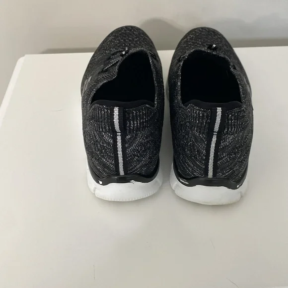 Skechers memory  foam slip on women’s sneakers 8.5 - Picture 3 of 6